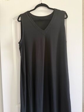 Women’s Black V-Neck Sleeveless Dress